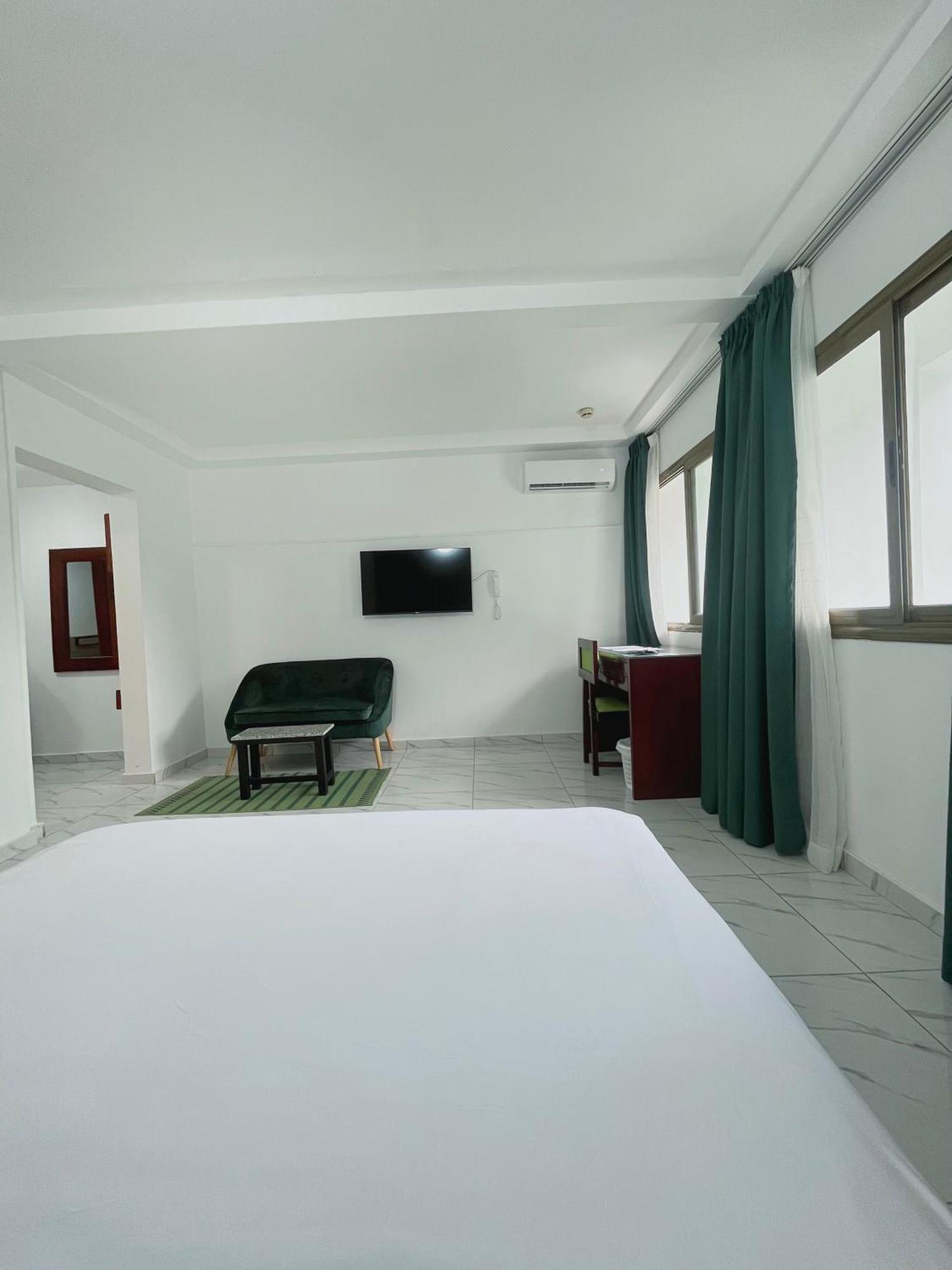 Hotel Le Vaisseau Abidjan Exterior foto